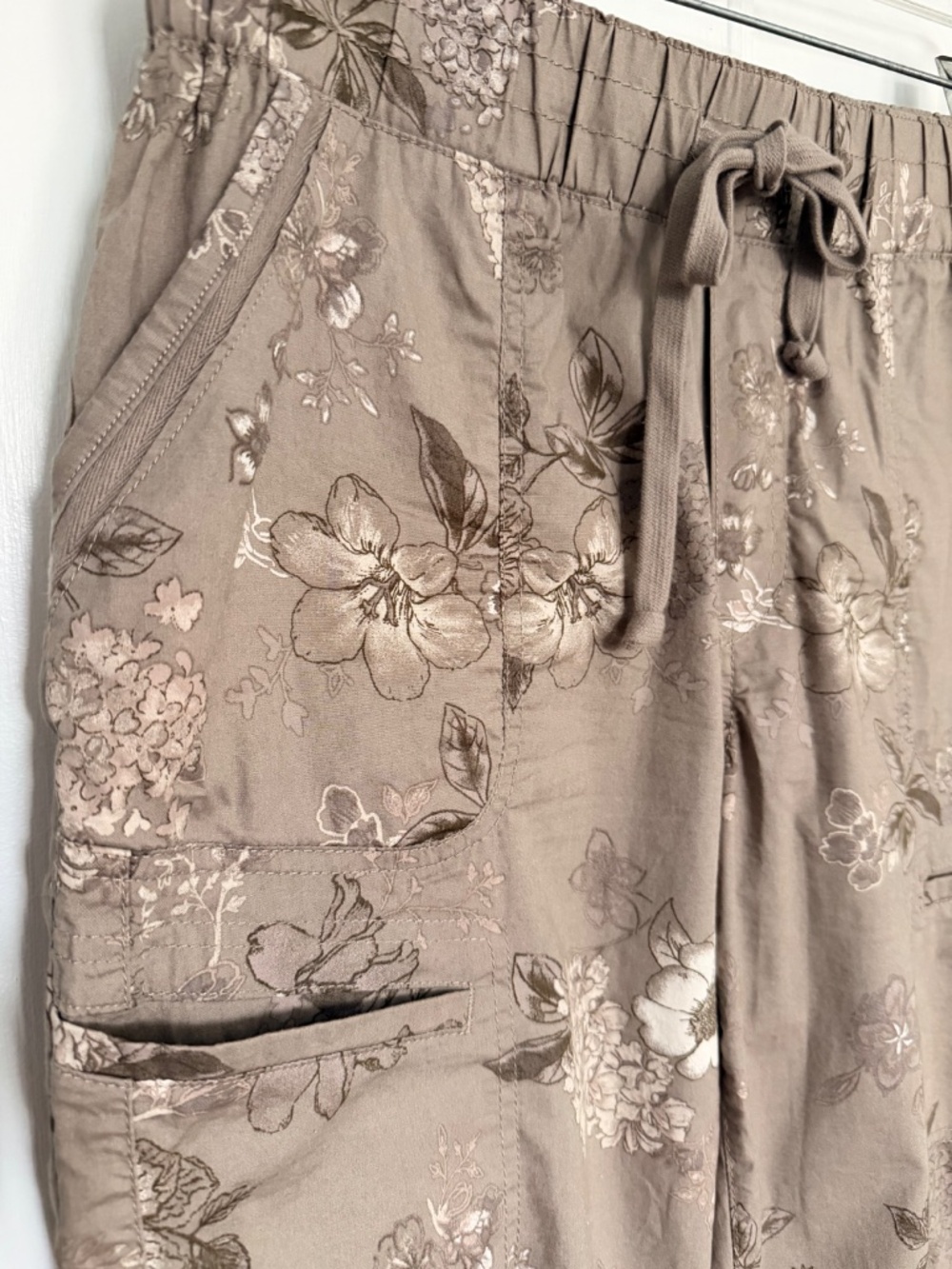 Democracy floral print cropped utility pants in a tan and cream size 10 - Picture 9 of 9